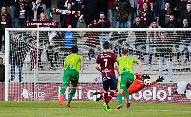 Instante en el que Molina detiene el penalti a Arruabarrena. 