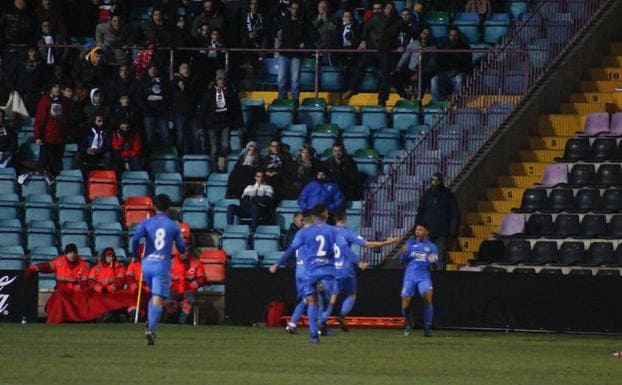 Los jugadore sdel Fuenlabrada celebran el segundo gol ante el Salamanca CF. 