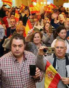 Imagen secundaria 2 - Arriba, Javier Ortega Smith durante el mitin dado este domingo en Segovia. Abajo, la policía controla a los manifestantes. A la derecha, algunos de los asistentes al acto de Vox en Segovia. 