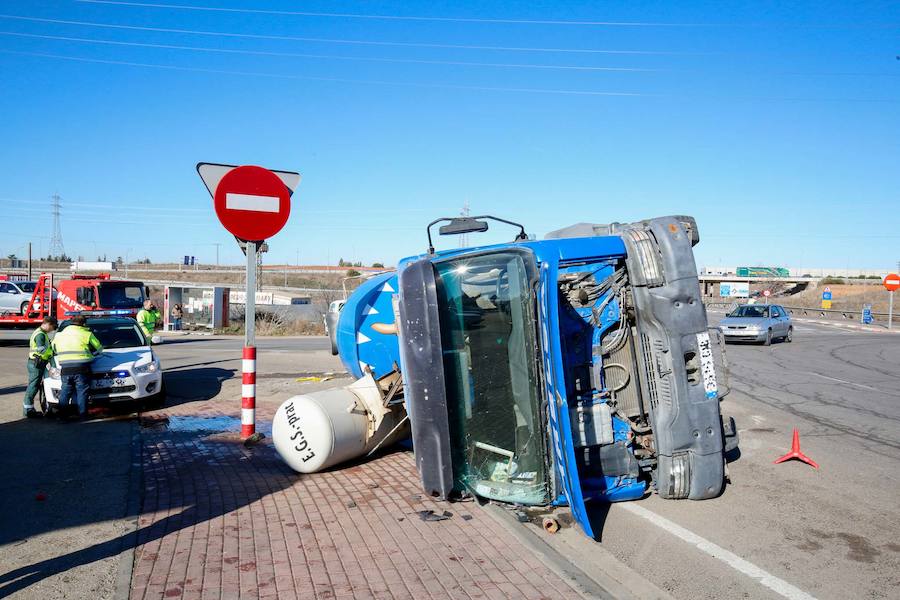 Fotos: Vuelca una hormigonera en la rotonda del Helmántico