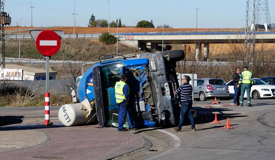 Fotos: Vuelca una hormigonera en la rotonda del Helmántico