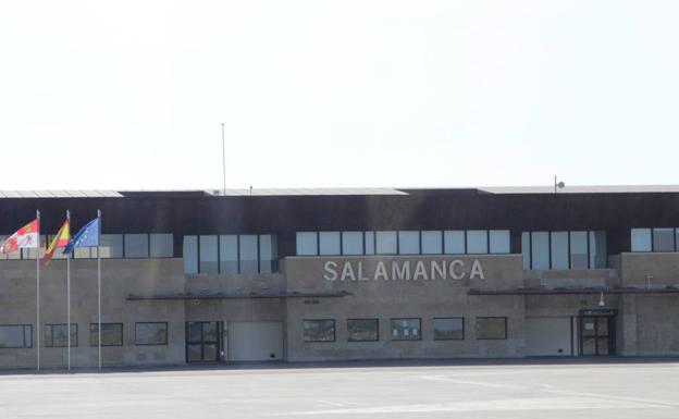 Terminal de pasajeros de Matacán desde la pista de aterrizaje.