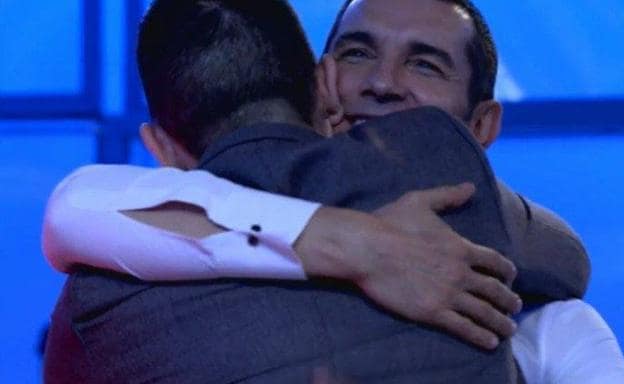 Jesús Vázquez y Risto Mejide se despiden con un abrazo en 'Chester'. 