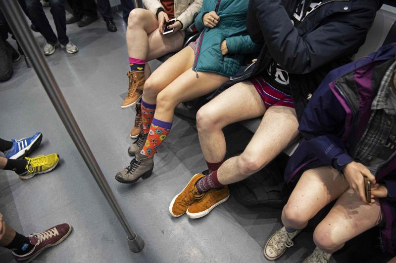 Es la décimo octava edición del 'No Pants Subway Ride', que cada año, desde el 2002, organiza la plataforma de comediantes Improv Everywhere y consiste en quitarse la falda o el pantalón dentro del suburbano con el objetivo de hacer reír a la gente y divertirse