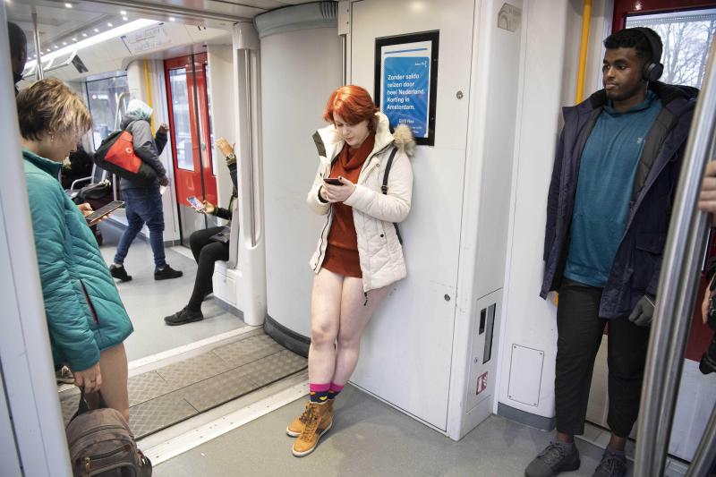 Es la décimo octava edición del 'No Pants Subway Ride', que cada año, desde el 2002, organiza la plataforma de comediantes Improv Everywhere y consiste en quitarse la falda o el pantalón dentro del suburbano con el objetivo de hacer reír a la gente y divertirse