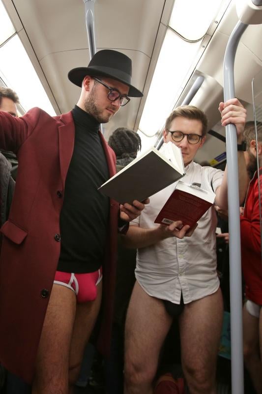 Es la décimo octava edición del 'No Pants Subway Ride', que cada año, desde el 2002, organiza la plataforma de comediantes Improv Everywhere y consiste en quitarse la falda o el pantalón dentro del suburbano con el objetivo de hacer reír a la gente y divertirse