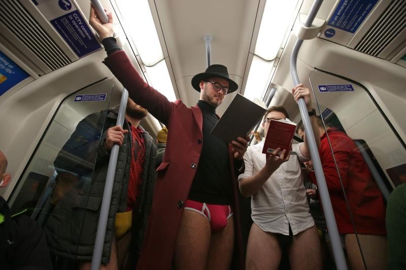 Es la décimo octava edición del 'No Pants Subway Ride', que cada año, desde el 2002, organiza la plataforma de comediantes Improv Everywhere y consiste en quitarse la falda o el pantalón dentro del suburbano con el objetivo de hacer reír a la gente y divertirse