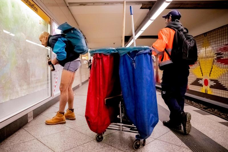 Es la décimo octava edición del 'No Pants Subway Ride', que cada año, desde el 2002, organiza la plataforma de comediantes Improv Everywhere y consiste en quitarse la falda o el pantalón dentro del suburbano con el objetivo de hacer reír a la gente y divertirse