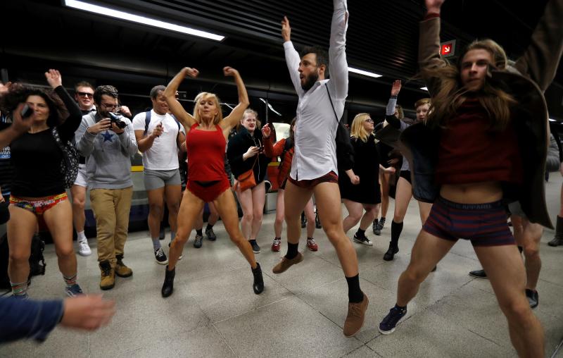 Es la décimo octava edición del 'No Pants Subway Ride', que cada año, desde el 2002, organiza la plataforma de comediantes Improv Everywhere y consiste en quitarse la falda o el pantalón dentro del suburbano con el objetivo de hacer reír a la gente y divertirse