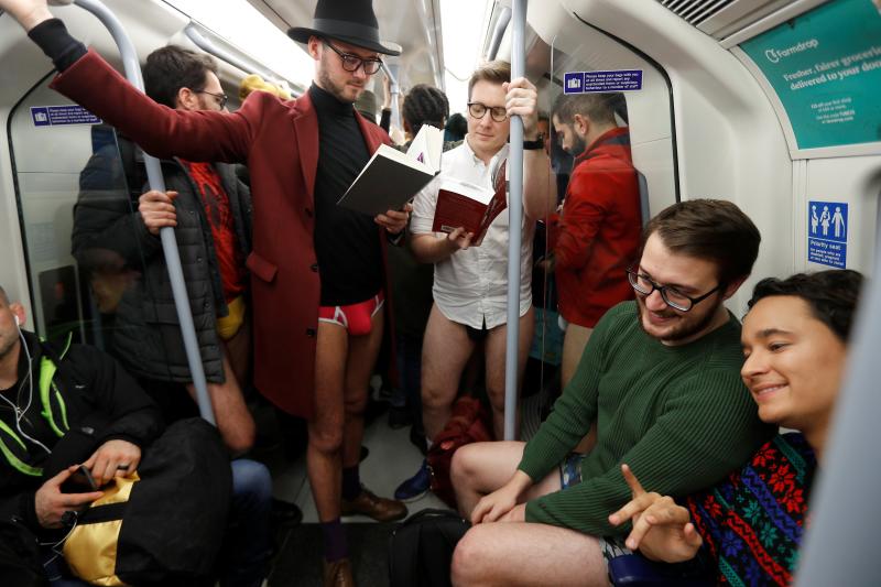 Es la décimo octava edición del 'No Pants Subway Ride', que cada año, desde el 2002, organiza la plataforma de comediantes Improv Everywhere y consiste en quitarse la falda o el pantalón dentro del suburbano con el objetivo de hacer reír a la gente y divertirse