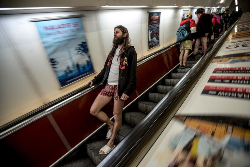 Es la décimo octava edición del 'No Pants Subway Ride', que cada año, desde el 2002, organiza la plataforma de comediantes Improv Everywhere y consiste en quitarse la falda o el pantalón dentro del suburbano con el objetivo de hacer reír a la gente y divertirse