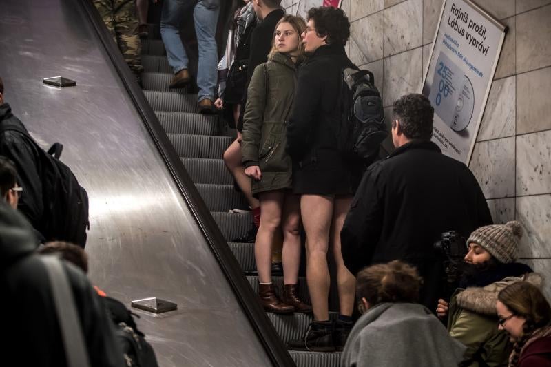 Es la décimo octava edición del 'No Pants Subway Ride', que cada año, desde el 2002, organiza la plataforma de comediantes Improv Everywhere y consiste en quitarse la falda o el pantalón dentro del suburbano con el objetivo de hacer reír a la gente y divertirse