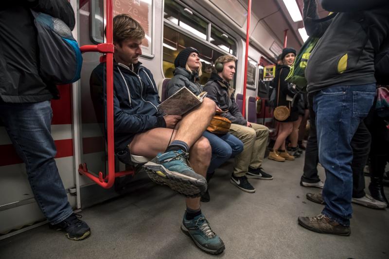 Es la décimo octava edición del 'No Pants Subway Ride', que cada año, desde el 2002, organiza la plataforma de comediantes Improv Everywhere y consiste en quitarse la falda o el pantalón dentro del suburbano con el objetivo de hacer reír a la gente y divertirse