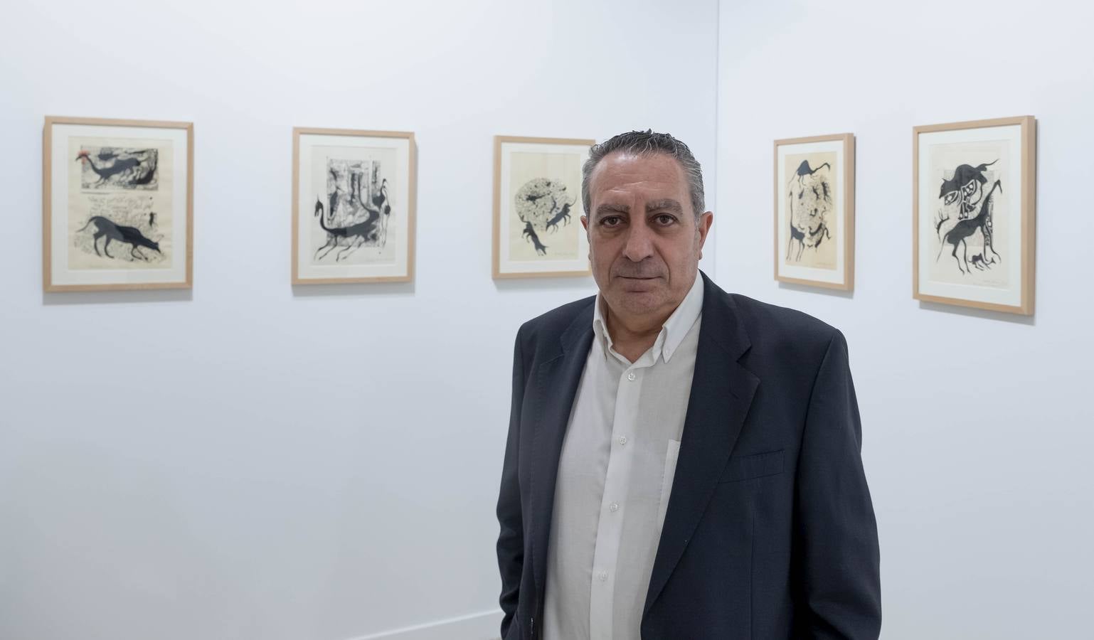El artista leonés muestra una selección de dibujos y poesía, con presencia en ellas de carbón, en los que recuerda a los hombres que han vivido en la tierra y creado paisajes con su actividad