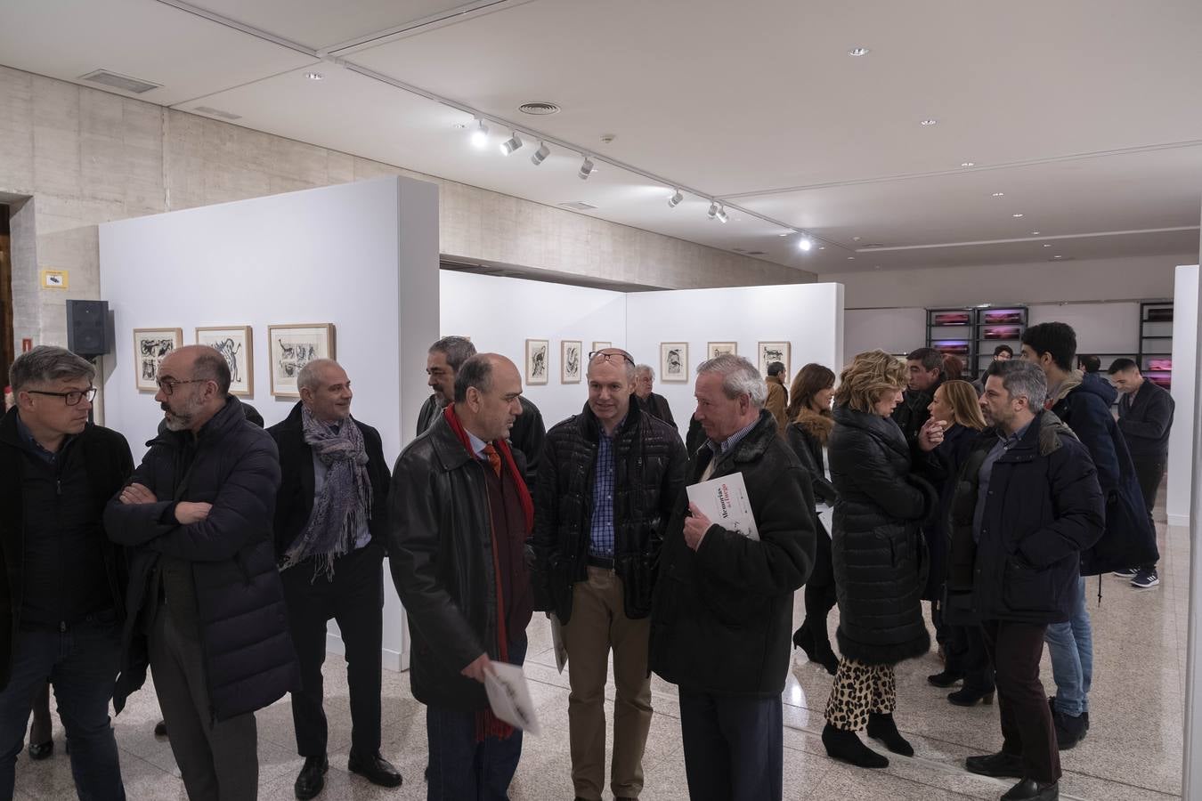 El artista leonés muestra una selección de dibujos y poesía, con presencia en ellas de carbón, en los que recuerda a los hombres que han vivido en la tierra y creado paisajes con su actividad