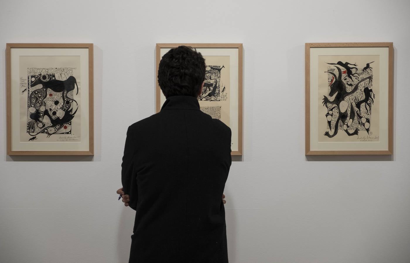 El artista leonés muestra una selección de dibujos y poesía, con presencia en ellas de carbón, en los que recuerda a los hombres que han vivido en la tierra y creado paisajes con su actividad