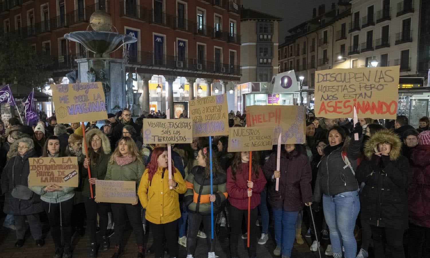 Bajo el lema 'Ni un paso atrás en igualdad', cientos de personas se han manifestado por el centro de la ciudad 