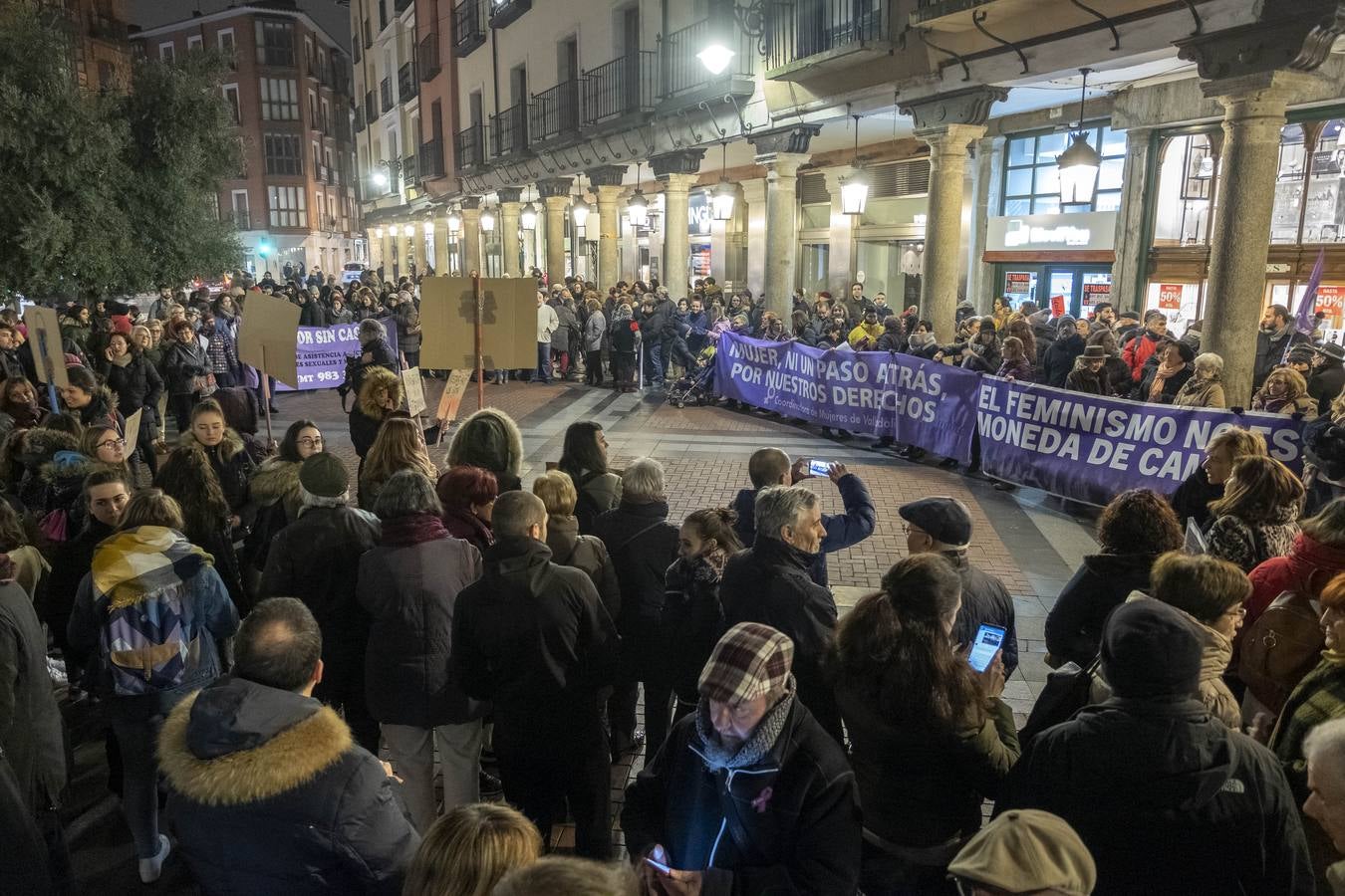 Bajo el lema 'Ni un paso atrás en igualdad', cientos de personas se han manifestado por el centro de la ciudad 