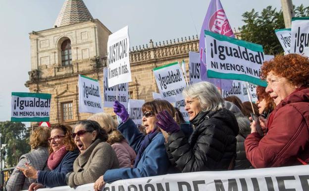 Imagen de la movilización convocada por colectivos feministas frente al Parlamento de Andalucía.