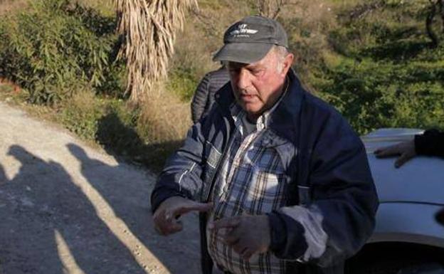 Antonio Sánchez señala la anchura de la prospección en una foto del pasado domingo. 