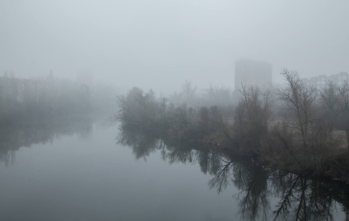 Fotos: Jornada de intensa niebla en Valladolid