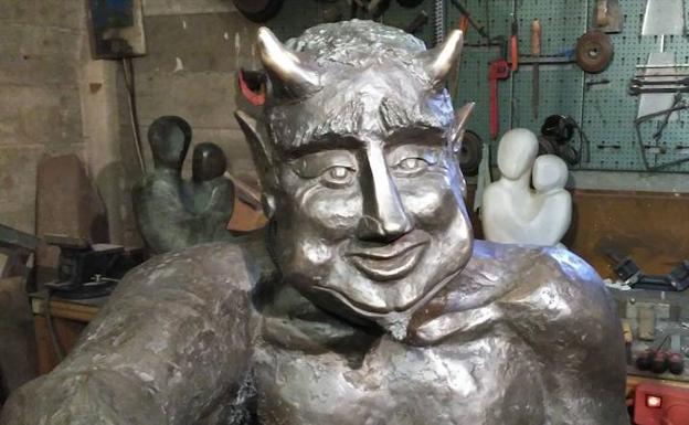 Imagen de la escultura del diablo Segodeus en el taller de José Antonio Abella.