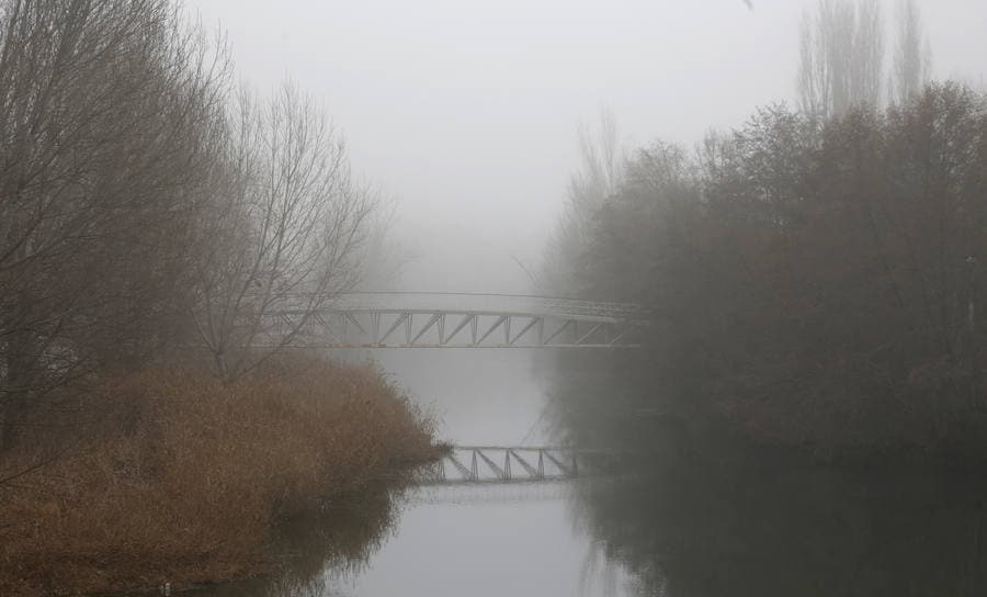 Niebla sobre el río Carrión en la capital palentina. 