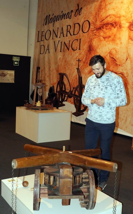 Con motivo del quinto centenario del fallecimiento de Leonardo Da Vinci, la muestra contiene 50 réplicas, la mayoría a tamaño real y otras en maquetas a escala, de inventos pensados por el ilustre italiano