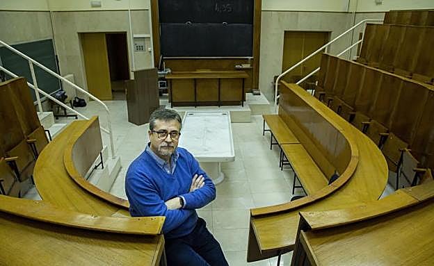 Alfredo Corell posa en uno de los anfiteatros de la Facultad de Medicina. 