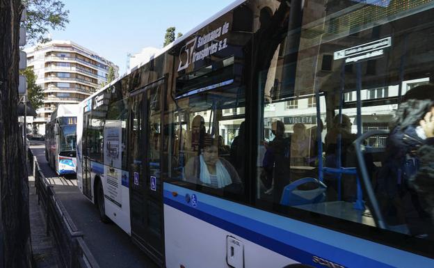 Dos autobuses circulan por una calle de la capital salmantina. 