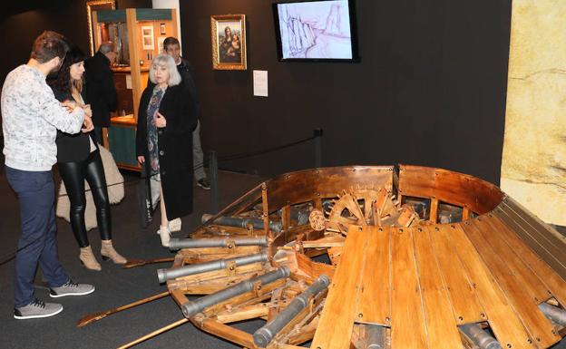 Ana Redondo, Inés Rodríguez Hidalgo y Szymon Przebinda junto a una réplica de un tanque ideado por Da Vinci. 