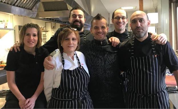 David Muñoz, en el centro, con el equipo de cocina del Lera, liderado por Luis Alberto Lera. 