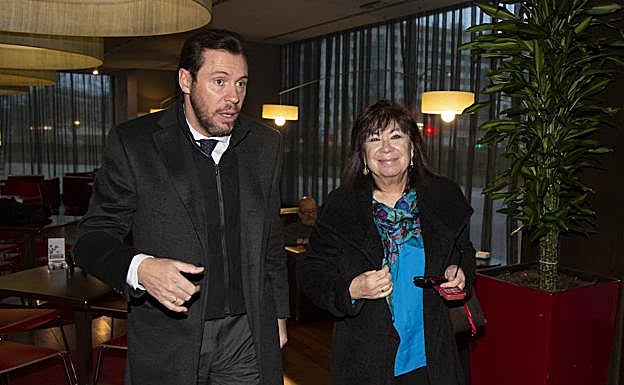 El alcalde de Valladolid, Óscar Puente, y la presidenta federal del PSOE, Cristina Narbona, en el Foro Económico de El Norte.