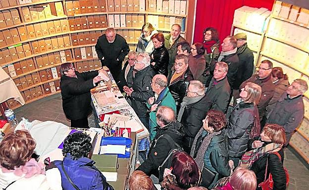 Julia Montalvillo explica el contenido del archivo de Alburquerque a los participantes. 