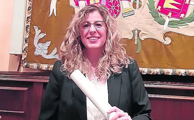 Francisca Moreno, con su premio en la Academia de Medicina. 