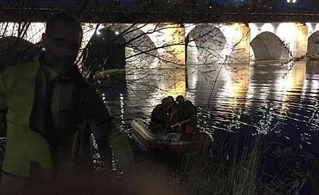Los Bomberos, en el momento en el que accedieron al río junto al Puente Mayor para rescatar el cuerpo del agua. 