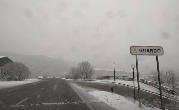 Imagen de la entrada a Guardo por la carretera de León tomada esta mañana.