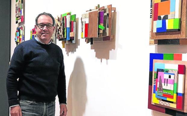 Pablo Martínez, de la galería leonesa Espacio-E, en una exposición con obras de Roberto Díez.