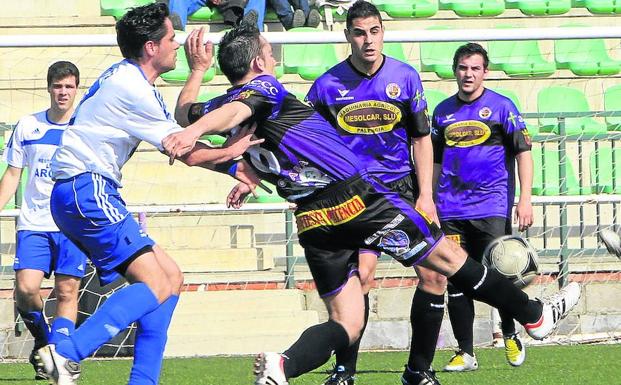 Un jugador del Depor intenta controlar el balón, ante la oposición de un integrante del Bosco.