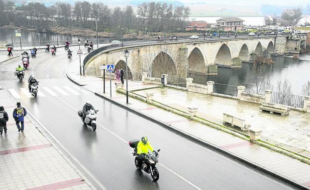 Caravana motorista a su paso por el puente sobre el río Duero, camino de la carretera a Zamora. 