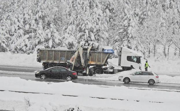 Nieve en una carretera de la provincia de Segovia en un temporal el año pasado. 