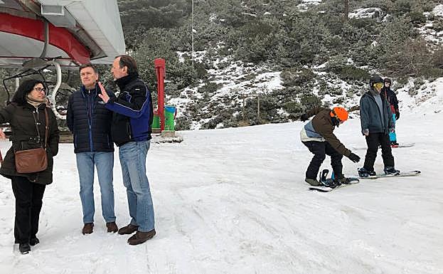La alcaldesa de Riaza, el presidente de la Diputación y el director de la estación, este viernes.