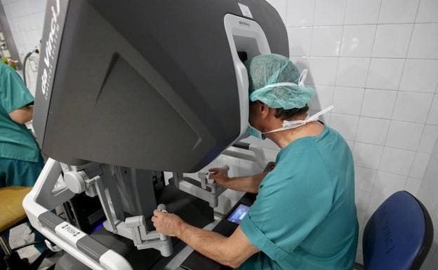 Un cirujano maneja el robot 'Da Vinci' durante una intervención.
