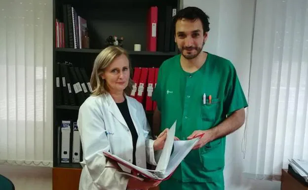 La doctora Doyague, junto a Antonio Gallinas, de Ginecología.