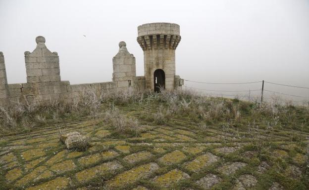 Imagen principal - Arriba, la maleza se apodera de la parte superior de la almena. A la izquierda, excrementos de paloma colonizan una de las estancias interiores del castillo. A la derecha, vista de Belmonte desde la fortaleza. 