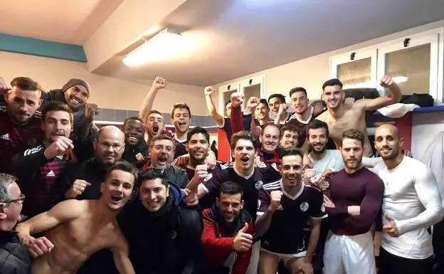 Los jugadores del Salamanca CF celebran el triunfo en El Toralín ante la Ponferradina.