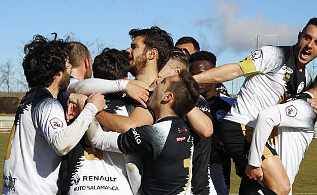 Los jugadores de Unionistas celebran uno de los goles a Las Palmas Atlético. 