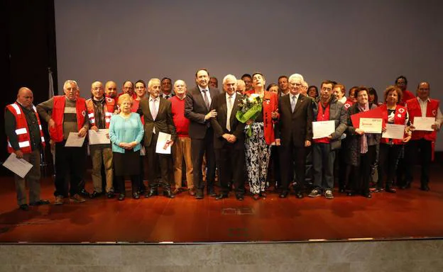 Los voluntarios y socios de Cruz Roja homenajeados. 