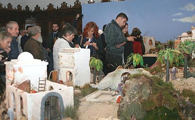 Visitantes en el belén de Santa Clara.