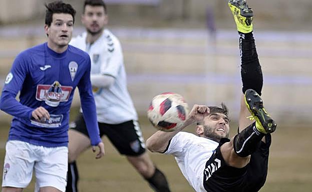 Álex Conde intenta rematar de chilena un centro.